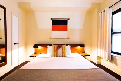 Guest room at Freehand Chicago