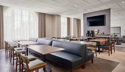 Restaurant and bar at Hyatt House/Hyatt Place Chicago Medical/University District