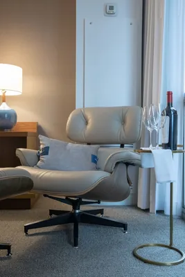Guest room at Le M\u00e9ridien Essex Chicago