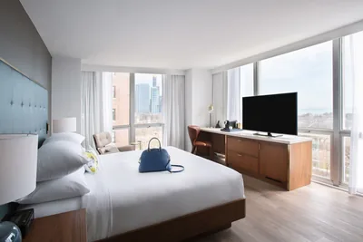 Guest room at Le M\u00e9ridien Essex Chicago