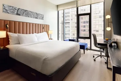 Guest room at Arlo Chicago