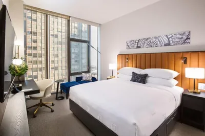 Guest room at Arlo Chicago