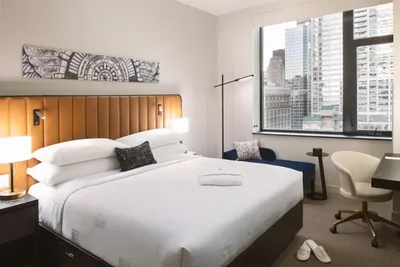 Guest room at Arlo Chicago