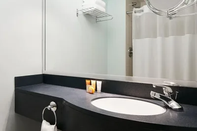 Guest room at Club Quarters Hotel, Wacker at Michigan