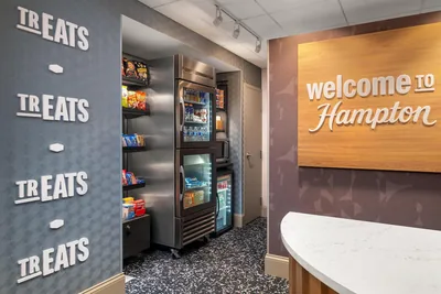 Restaurant and bar at Hampton Inn Chicago Downtown/N Loop/Michigan Ave