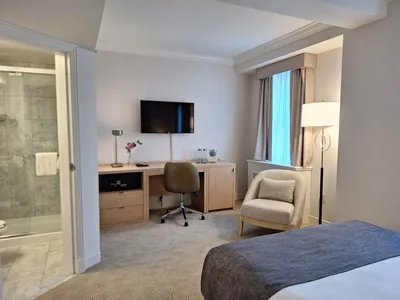 Guest room at Warwick Allerton - Chicago